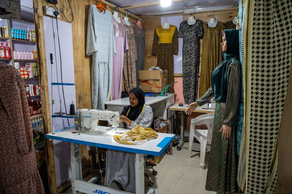 Sakhia Deeq with a customer in Abid Fashion
