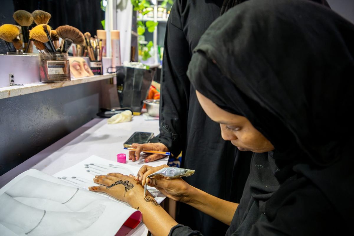 Haboon Xabiib Cabdillahi doing henna