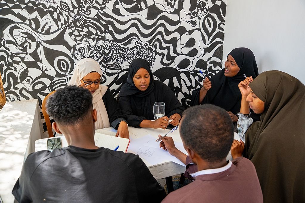 Young people working together at a YEEL session in Hargeisa